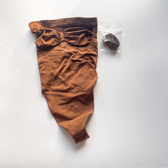 SKIMS Seamless Sculpt Strapless Thong Bodysuit Cocoa Size Small removable straps - Picture 4 of 5